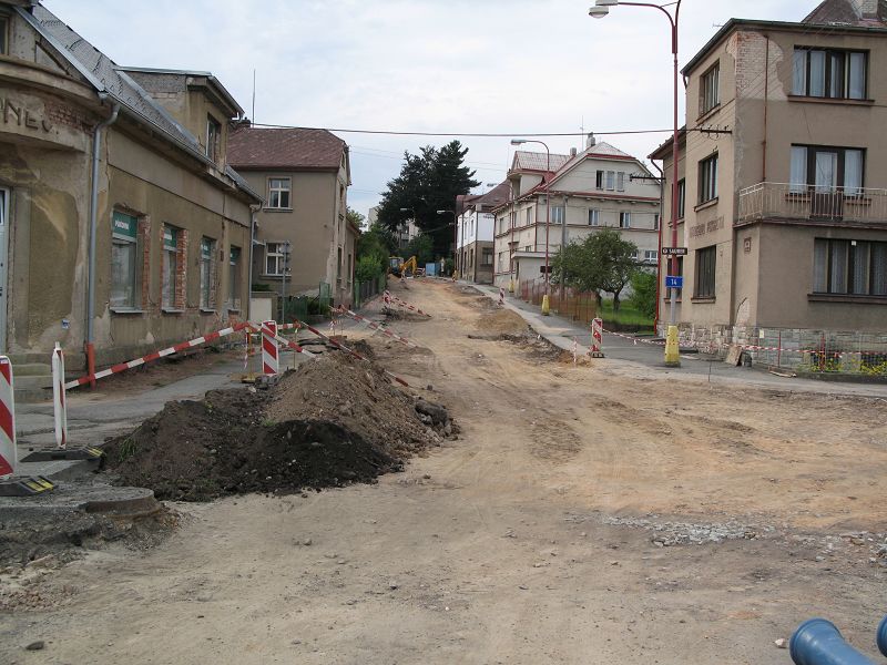Rozkopána hlavní komunikace ve Lhotě